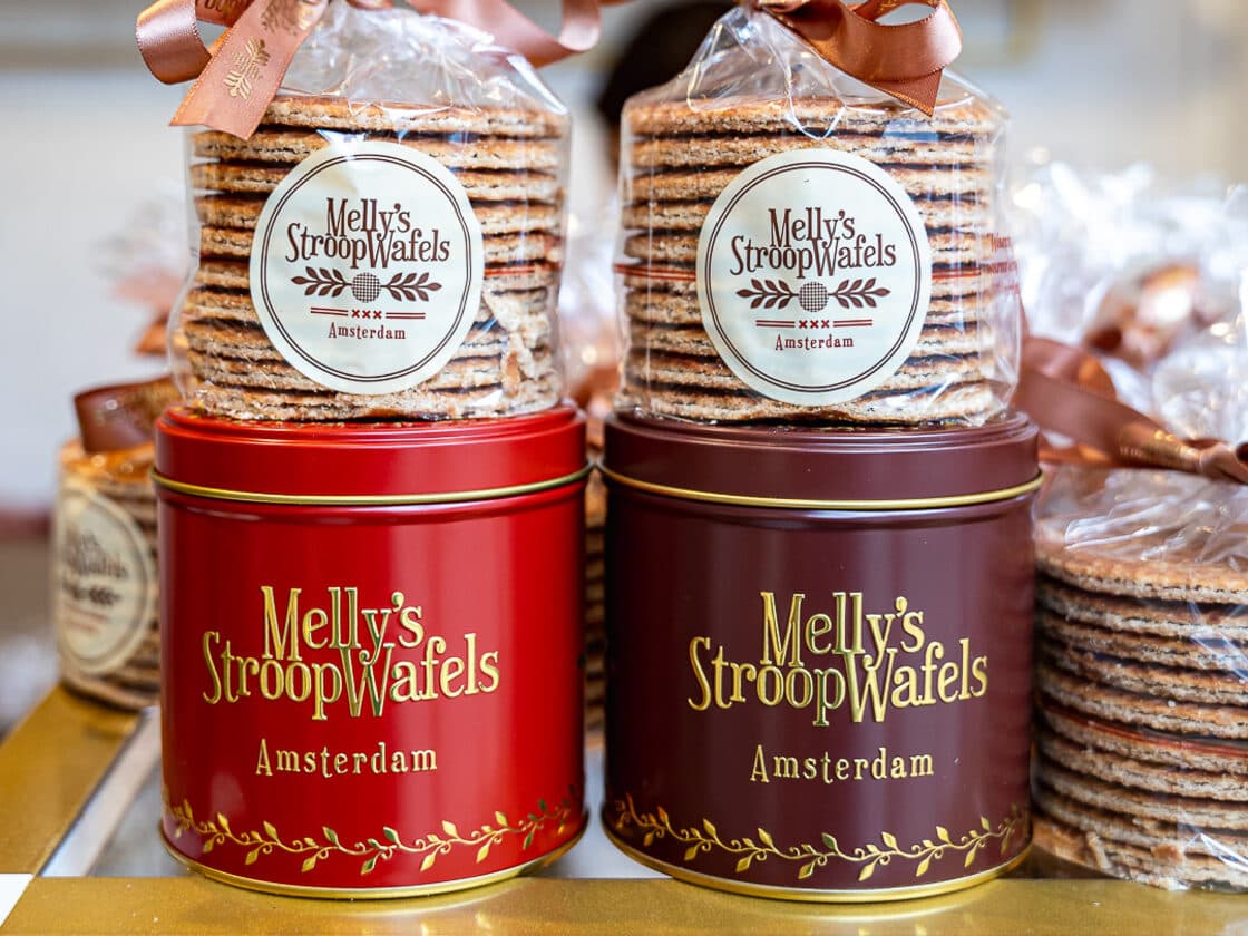 Latte di stroopwafel Melly's impilate nel laboratorio di Amsterdam, pronte per un ordine aziendale