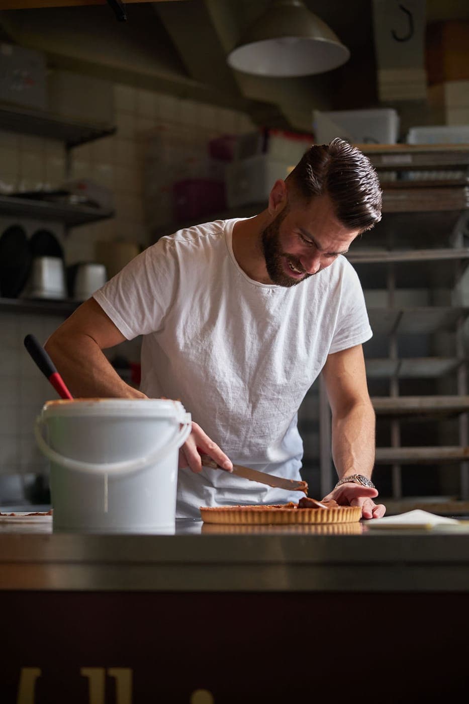 Daniel Mellicovsky terminando una tarta de stroopwafel fresca en la cocina