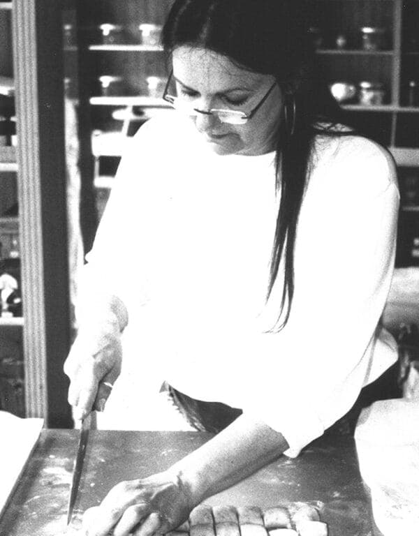 Rita Mellicovsky dando forma a las masas a mano en la cocina