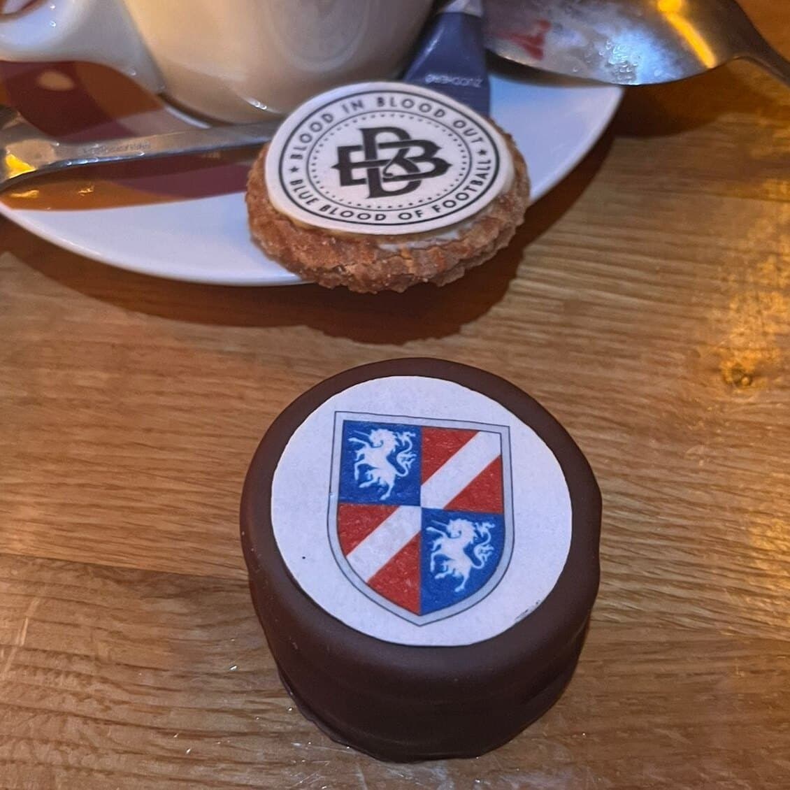 Essbares Logo auf Alfajores