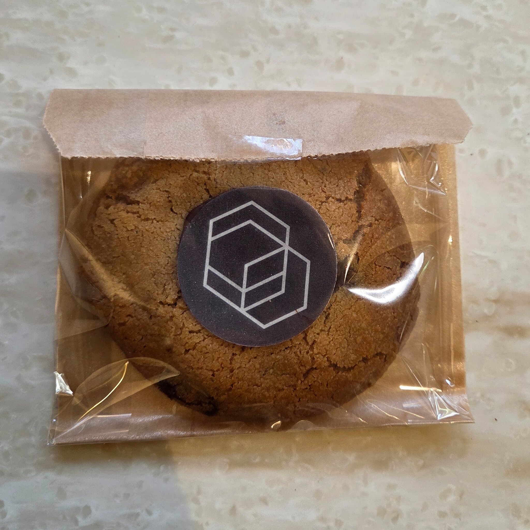 Logo-Sticker auf einem verpackten Cookie