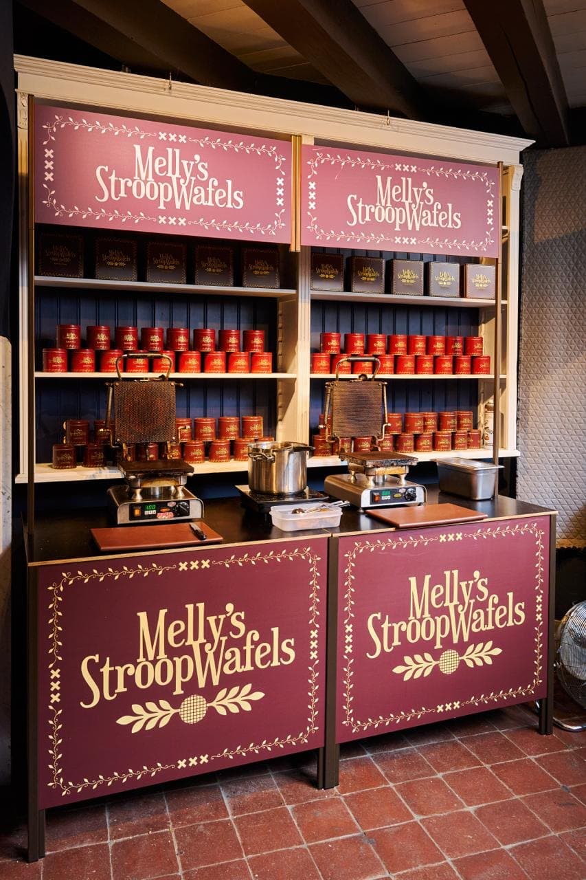 Le chariot à stroopwafels de Melly's avec ses gaufriers et ses panneaux, installé pour un événement